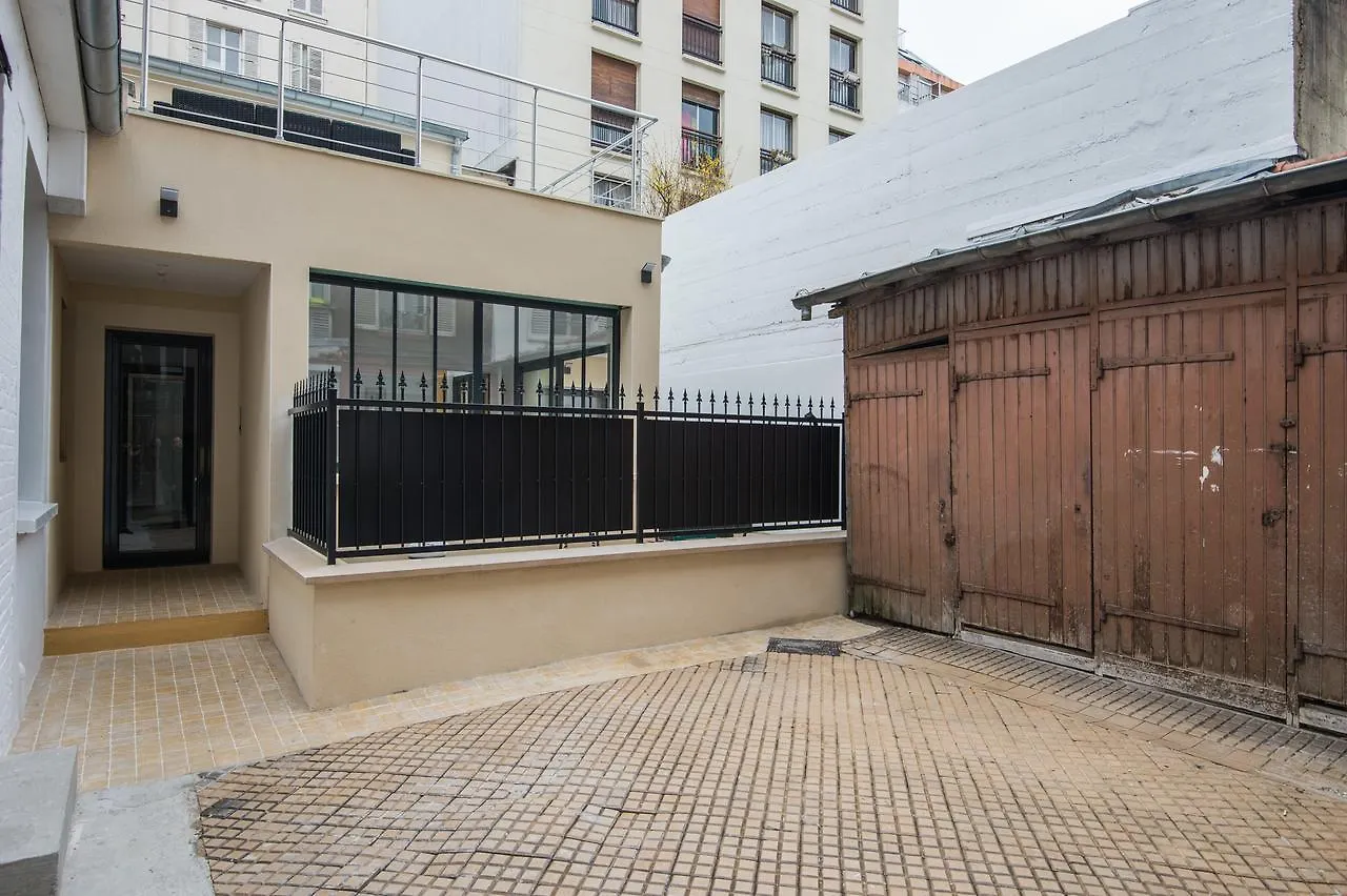Vintage, F3 avec terrasse, Villa Saint Charles Paris France