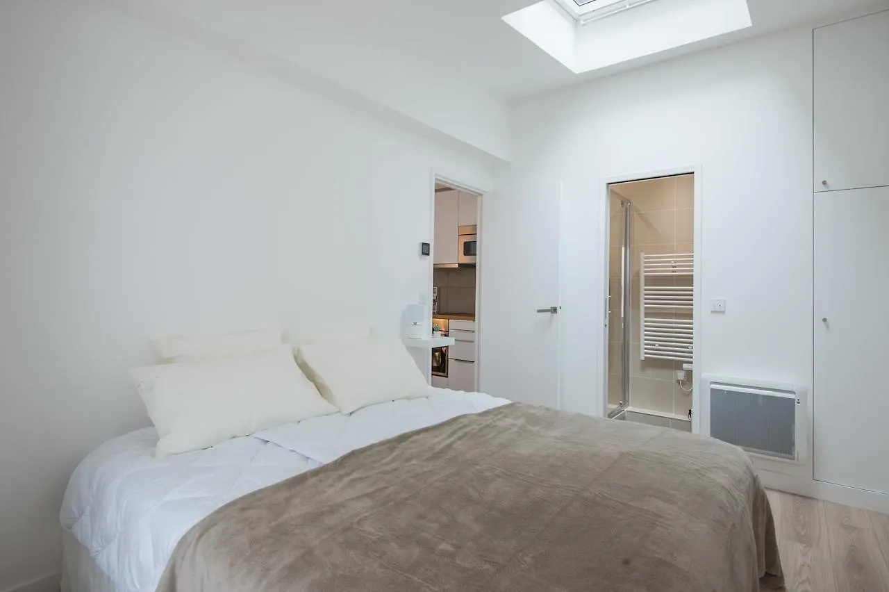 Vintage, F3 avec terrasse, Villa Saint Charles Paris Appartement